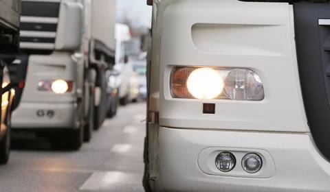 W tej sytuacji ciężarówka musi jechać do 7 km/h. Niemiecka policja nakłada mandaty