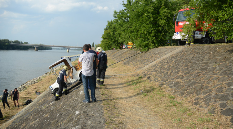 A tűzoltók drót
kötelekkel vontatták a partra az 
elmerült járgányt