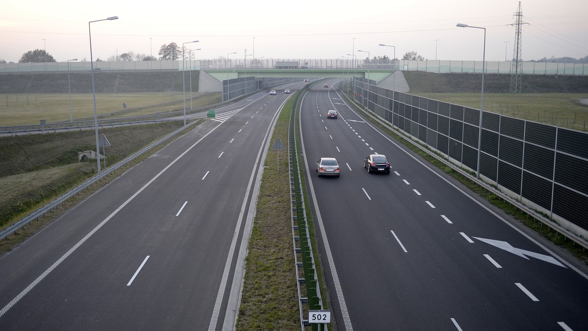 Ruch na estakadzie w rejonie Dębicy na oddanym wczoraj odcinku autostrady A4 od dzisiejszego popołudnia odbywa się bez utrudnień dwoma nitkami estakady – poinformowała Iwona Mikrut z GDDKiA w Krakowie.