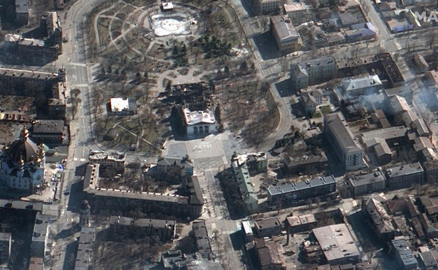 Zdjęcia satelitarne po bombardowaniu teatru w Mariupolu