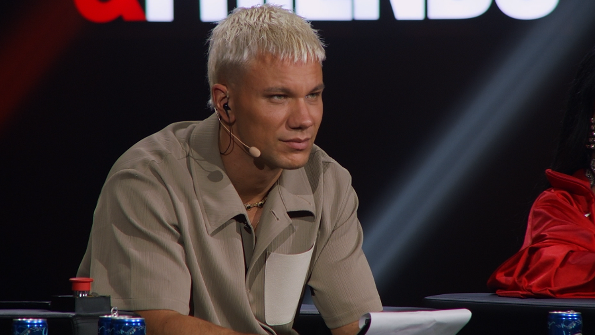 ŠOK U EMISIJI! Pevač izveo autorsku pesmu, Relja ga sasekao kritikama: "Brate, imaš harizmu, ali ne treba da se baviš muzikom" - Takmičar nije ostao dužan