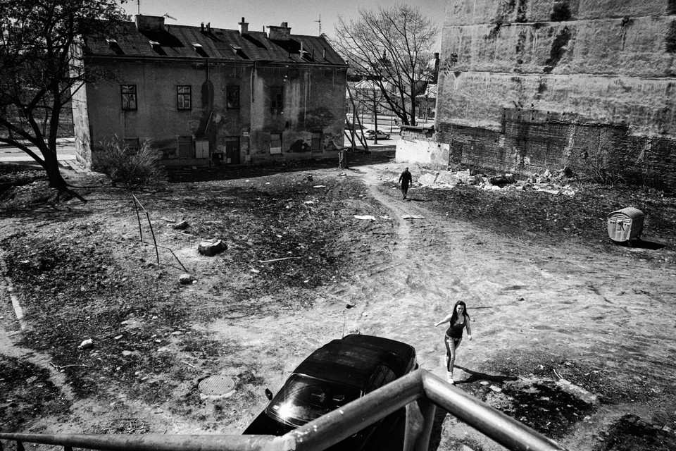 Grand Prix i I miejsce w kategorii Fotoreportaż: Arkadiusz Kubisiak "Mijając cienie"