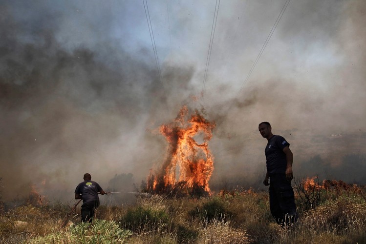 GRECJA. Płoną lasy i przedmieścia. Strażacy i żołnierze walczą z ogniem