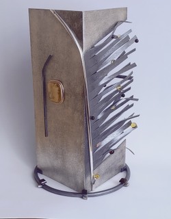 Sacrum zapisane w metalu i bursztynie. Jaka jest historia tego relikwiarza?