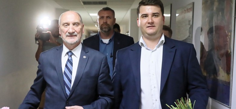 Macierewicz i Misiewicz znowu razem. Na sympozjum dotyczącym bezpieczeństwa Polski