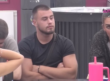 Sve više kipti od besa: Viktoru pun kofer Mininih gluposti, ne može da veruje da ga upoređuje s Mensurom!