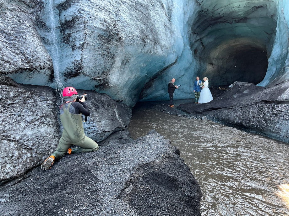 Peters fotografuje ślub w jaskini lodowca.
