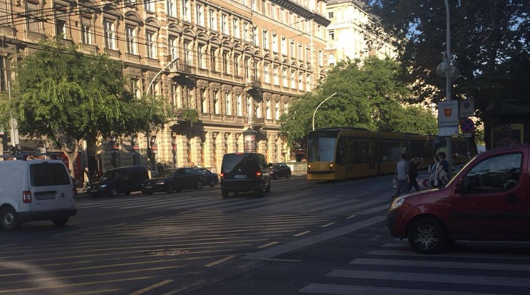 A villamosok közlekedése egy időre leállt, mostanra újra járnak /Fotó: Blikk