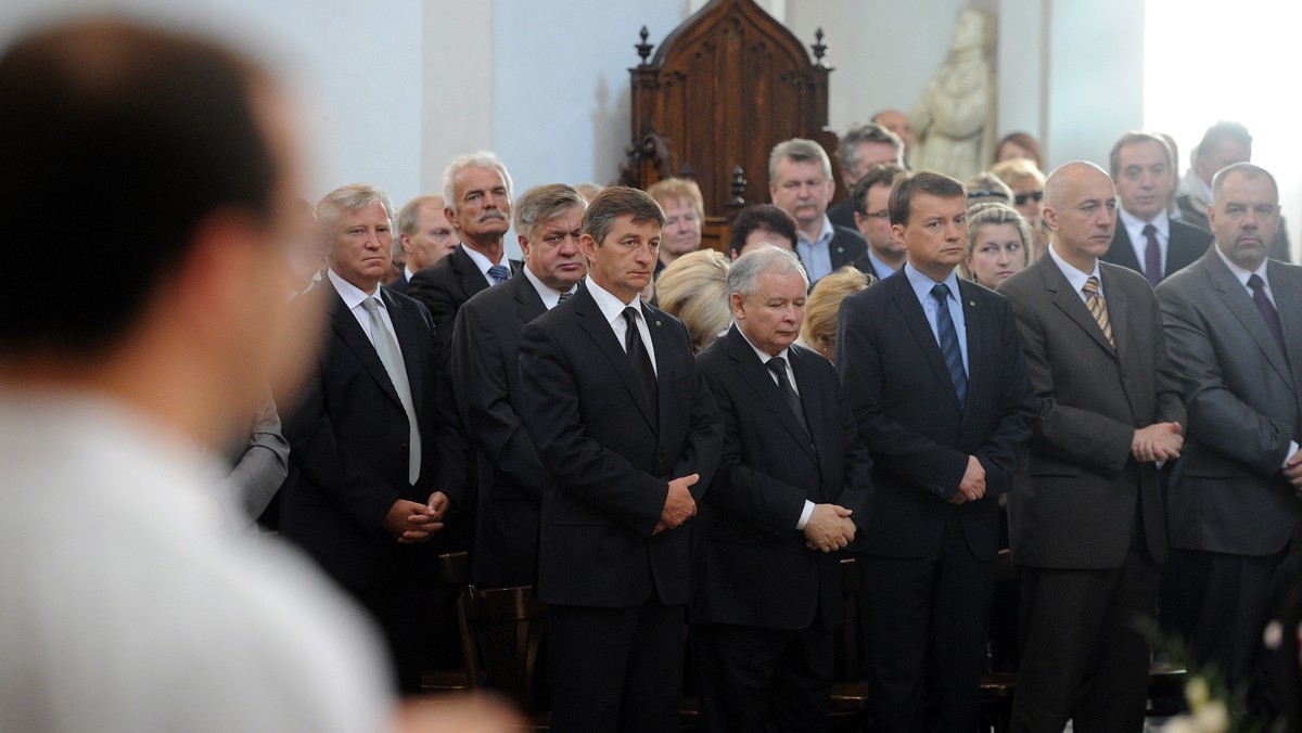 Szef klubu PiS Mariusz Błaszczak zapewnił, że jego klub rozważy argumenty prezydenta Bronisława Komorowskiego w sprawie weta do ustawy o Akademii Lotniczej w Dęblinie. Ocenił, że weto do tej ustawy świadczy o tym, że Komorowski źle ocenia b. szefa MON Bogdana Klicha.