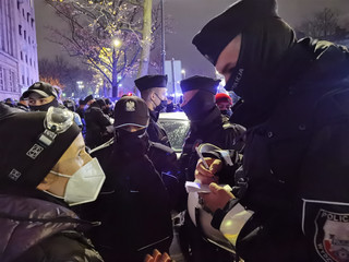 Warszawa: Trwa protest pod komendą policji przy ul. Wilczej
