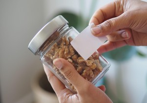 Skidanje nalepnice sa tegle