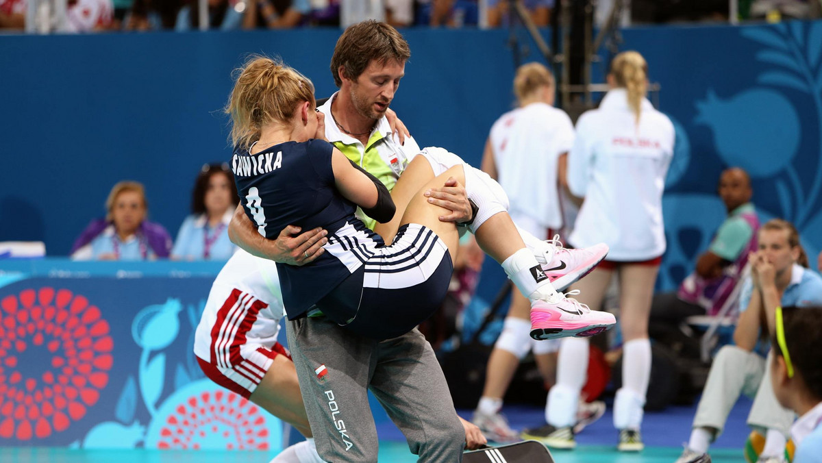 Agata Sawicka, libero reprezentacji Polski, nie dokończyła finałowego spotkania z Turcją (0:3) na I Igrzyskach Europejskich w Baku. Nasza zawodniczka przy jednej z ostatnich akcji meczu doznała - tak przynajmniej to wyglądało - poważnego urazu kolana. Polka długo była opatrywana na ławce rezerwowych, ale ostatecznie wyszła do ceremonii dekoracji o kulach.