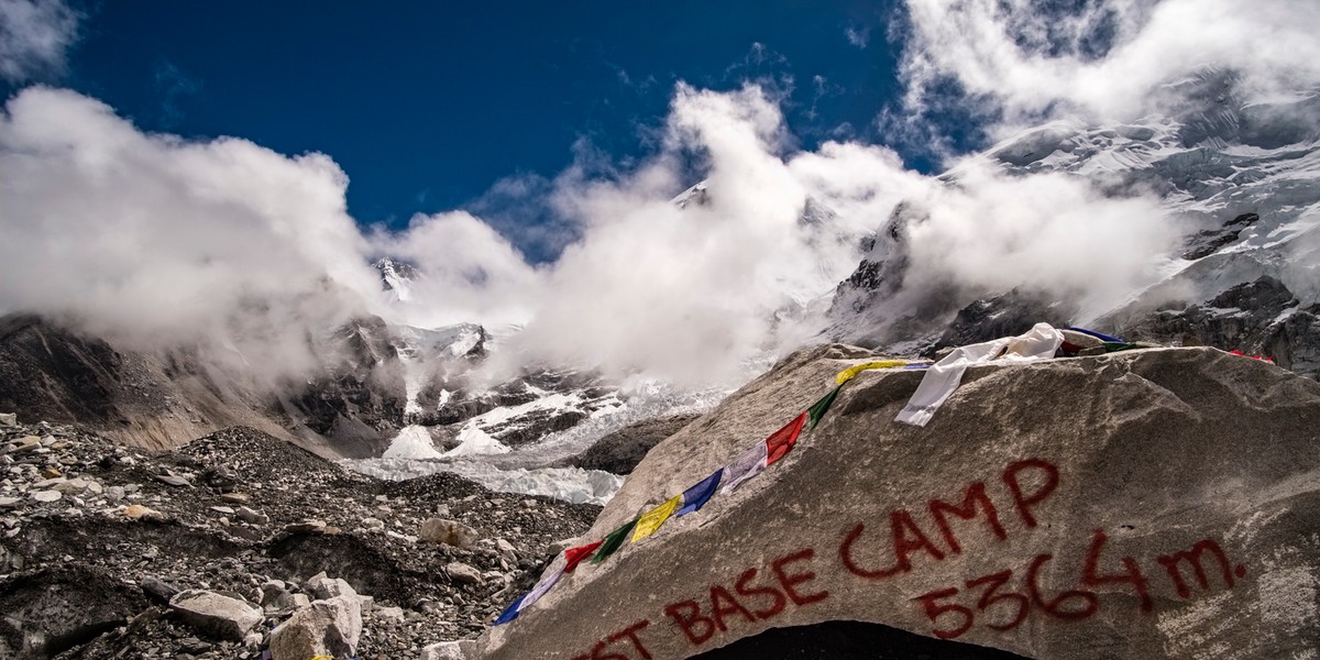 Niewielki zespół tybetańskich przewodników wspinaczkowych ma wejść na Everest i stworzyć na szczycie "linię podziału", by uniemożliwić kontakt pomiędzy alpinistami wspinającymi się z obu stron.