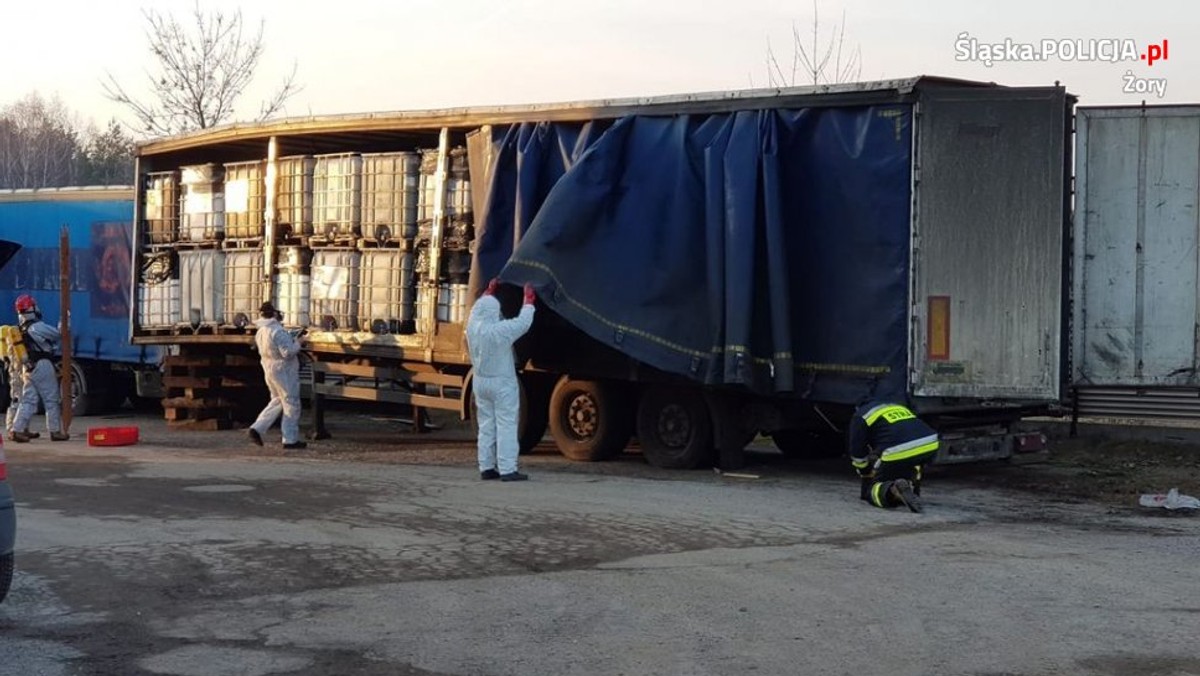 14 naczep wypełnionych zbiornikami z nieznaną substancją ujawnili policjanci w Żorach. Pojemniki znajdowały się na terenie jednej z prywatnych posesji. Śledczy przypuszczają, że może to być nowy sposób na nielegalne pozbywanie się odpadów. 