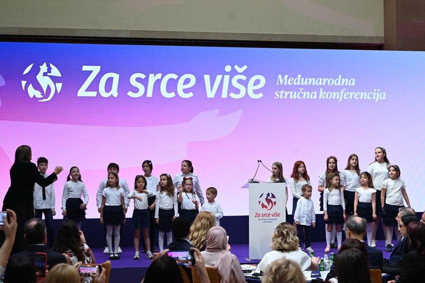 Konferencija je počela himnom Srbije a zatim i pesmom "Najlepša mama na svetu"