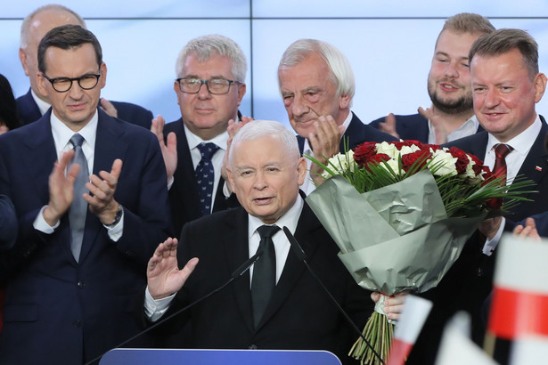 Prezes PiS Jarosław Kaczyński (C), wicemarszałek Sejmu RP Ryszard Terlecki (3P), europoseł PiS Ryszard Czarnecki (5P), minister obrony narodowej Mariusz Błaszczak (P) oraz premier Mateusz Morawiecki (2L)