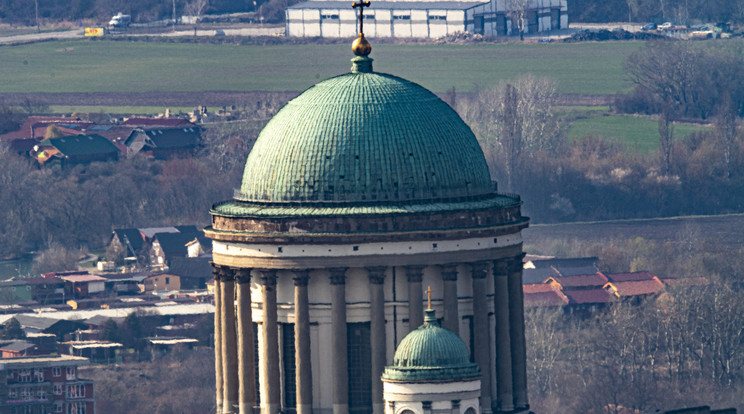 Az esztergomi bazilika, a Nagyboldogasszony- és Szent Adalbert-főszékesegyház 2020. március 18-án / Fotó: MTI/Szigetváry Zsolt