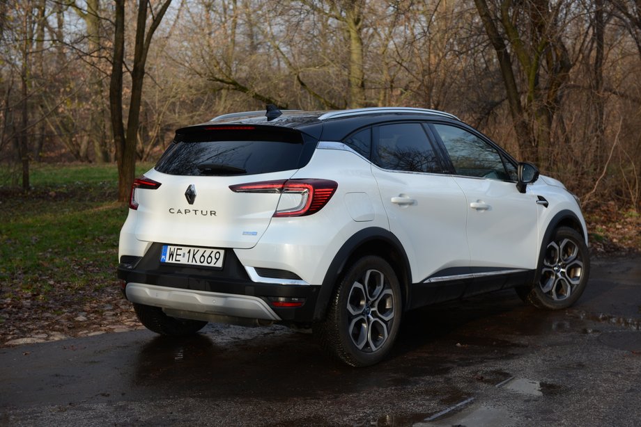 Renault Captur E-Tech Plug-in Hybrid, szczególnie w dwóch kolorach, wygląda bardzo dobrze. Wersja hybrydowa kosztuje jednak dużo, bo niemal 140 tys. zł. Za to jest bardzo bogato wyposażona.