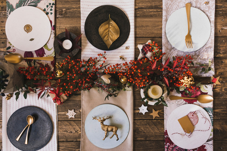 Jak udekorować stół na Boże Narodzenie? Postaw na przytulną nowoczesność