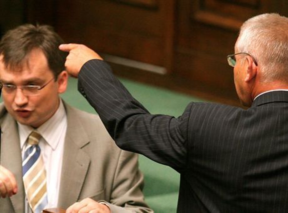 Warszawa, 23.08.2007. Minister sprawiedliwoĂşci Zbigniew Ziobro L i marszaek Sejmu Ludwik Dorn P podczas posiedzenia Sejmu, 23 bm. w Warszawie.   kkk PAPTomasz Gzell ZdjĂcie do depeszy PAP pt. Prokuratura czeka na uchwaĂ Sejmu w sprawie LyNwiĹskiego