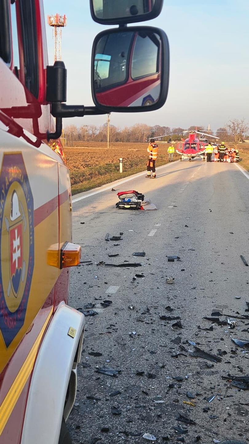 Hasiči z hasičskej stanice Senec zasahovali pri dopravnej nehode dvoch osobných motorových vozidiel.