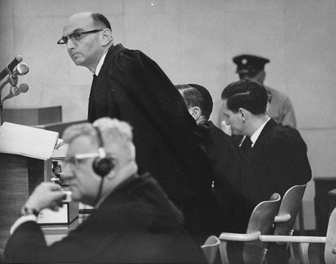 Gidon Hausner (stoi) – główny oskarżyciel, na pierwszym planie Robert Servatius, obrońca Adolfa Eichmanna