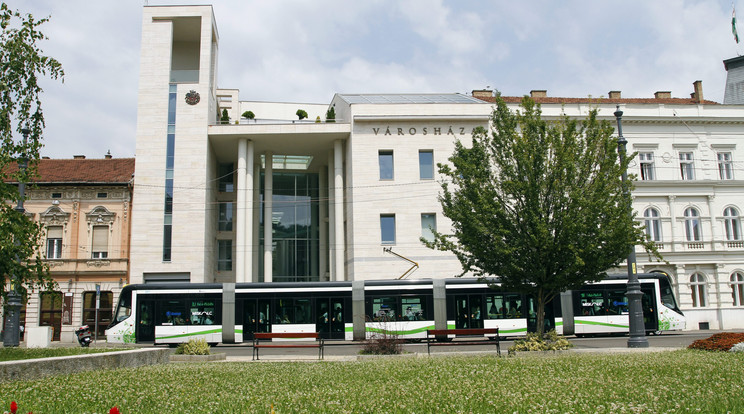 A városháza Miskolcon 2014. július 21-én. A belvárost egy 2009-ben megkezdődött rehabilitációs program keretében, 5,77 milliárd forintból újították fel. / Fotó: MTI/Vajda János