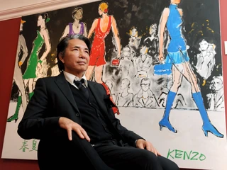 Kenzo Takada i jeden z namalowanych przez projektanta obrazów (zdjęcie z 2008 r.)