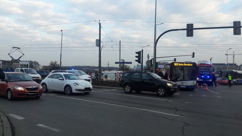 Autobus linii 169 zderzył się z karetką transportową na rondzie Grunwaldzkim w Krakowie w stronę Alej. Wstrzymany jest ruch tramwajów.