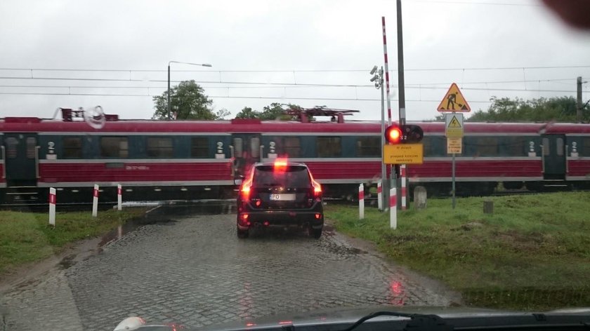 Groza na przejeździe kolejowym. Pociąg wjechał przy podniesionych rogatkach