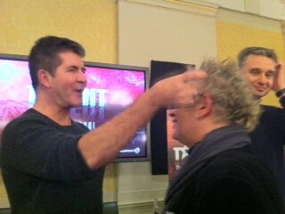 Najmoćniji čovek šou-biznisa Sajmon Kauel ima oko za svaki detalj... Potrudio se i da frizura Ivana Tasovca bude savršena