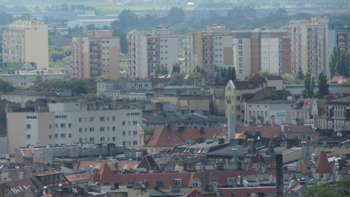 Miejscy ankieterzy pytają poznaniaków, czy są zadowoleni z własnego mieszkania, jak oceniają okolicę, w której mieszkają, a także co warto poprawić na osiedlu. Zebrane dane pozwolą na opracowanie polityki mieszkaniowej, którą opracują Urząd Miasta, Uniwersytet im. Adama Mickiewicza, Uniwersytet Ekonomiczny oraz Centrum Badań i Edukacji Statystycznej GUS.