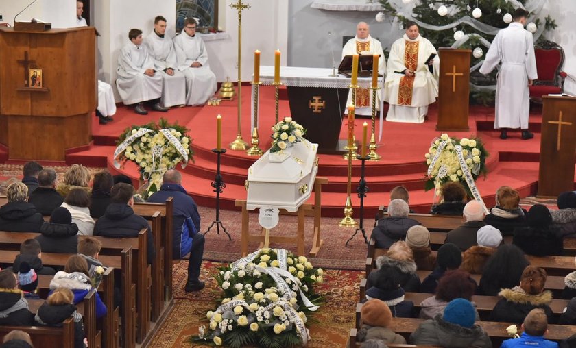 Pogrzeb Rafała na cmentarzu w Grotnikach koło Łodzi. Nastolatek utonął podczas zimowisk basenie w Wiśle