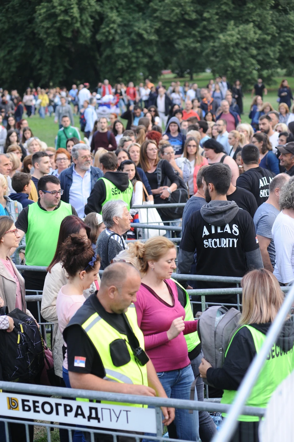 Dugački redovi na ulazima