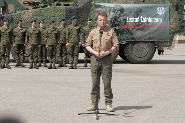Minister obrony narodowej Mariusz Błaszczak podczas inauguracji pierwszego szkolenia ochotników do dobrowolnej zasadniczej służby wojskowej