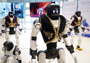 Aleksandar Vučić na prezentaciji robota kompanije AGIBOT