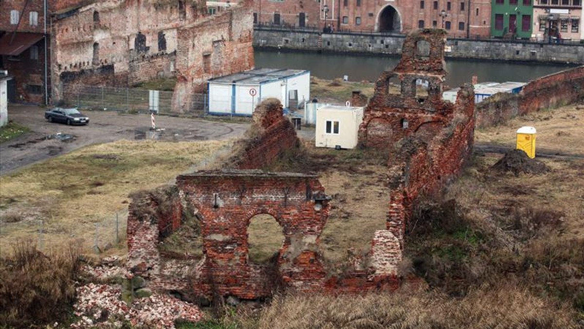 Tego chyba nikt się nie spodziewał! Szpetne ruiny na Wyspie Spichrzów, które od lat są solą w oku gdańszczan, teraz mają stać się prawdziwą perełką. Jak to możliwe? Urzędnicy właśnie wpadli na genialny pomysł i postanowili je podświetlić.