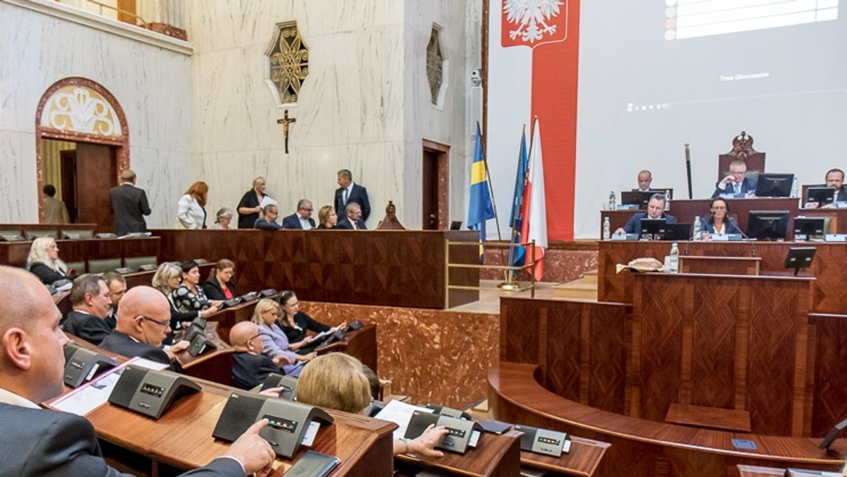 Podczas wczorajszej sesji sejmiku województwa śląskiego przyjęto "Apel dotyczący zaniechania konfrontacyjnych wystąpień wobec środowisk śląskich regionalistów". To odpowiedź radnych na słowa posła PiS Waldemara Andzela, który prosił ministra obrony narodowej Antoniego Macierewicza o szybkie stworzenie na Śląsku formacji obrony terytorialnej. Po co? Zdaniem posła z Zagłębia, wpłynie to na poprawę propolskich nastrojów wobec działających w regionie "zwolenników opcji proniemieckiej".