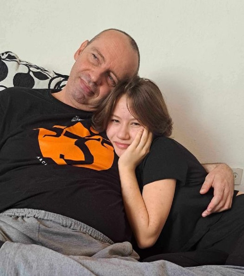 Ona je preživela i vršnjačko nasilje kada su je deca u školi zadirkivala jer njen otac "ne može da hoda"