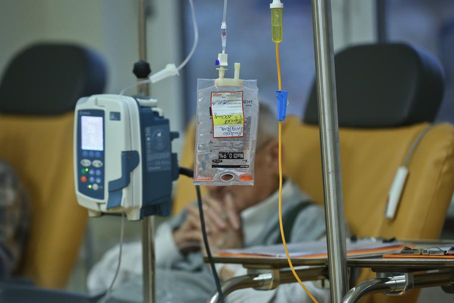 rak onkologia leczenie chemioterapia wlewy Pacjenci na Oddziale Chemioterapii Dziennej w Centrum Onkologii 