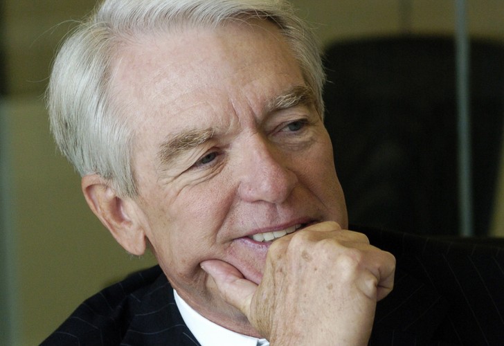 <b>Charles Schwab - prezes firmy maklerskiej</b><br>Według „Forbesa” wartość jego majątku szacowana jest na 3,5 mld dol. <br>Jego pierwsza praca polegała na pakowaniu orzechów.<br>Schwab jest założycielem i prezesem firmy maklerskiej Charles Schwab Corporation.