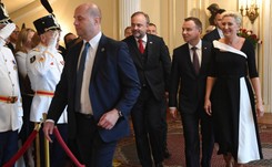 Tłum skanduje 'konstytucja'. A Pierwsza Dama dyryguje i podskakuje. Sasin: Podoba mi się zachowanie prezydentowej