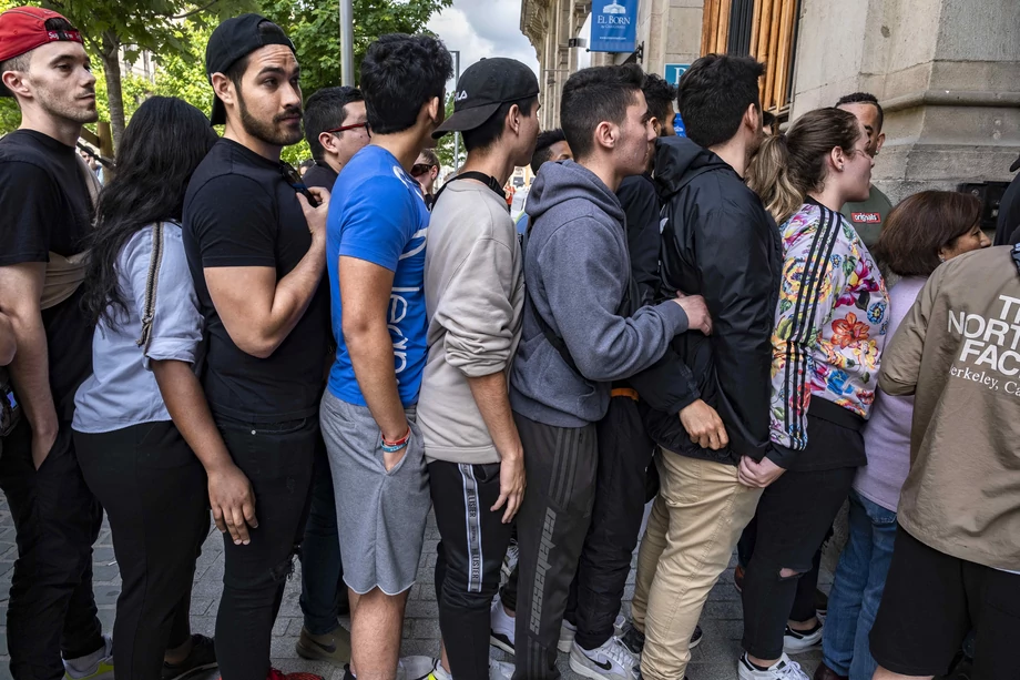 Kolejka młodych mężczyzn przed sklepem w Barcelonie w czerwcu 2019 roku. W sprzedaż pojawiła się właśnie limitowana seria  Yeezy Boost 350 zaprojektowana przez rapera Kanye'a West'a. 