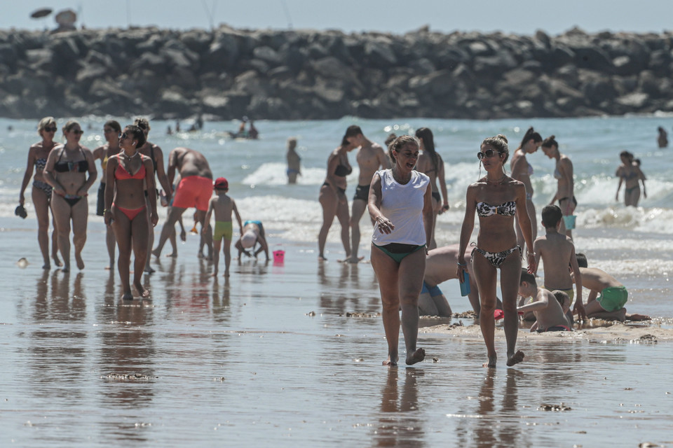 Pomimo restrykcji na portugalskich plażach były tysiące turystów