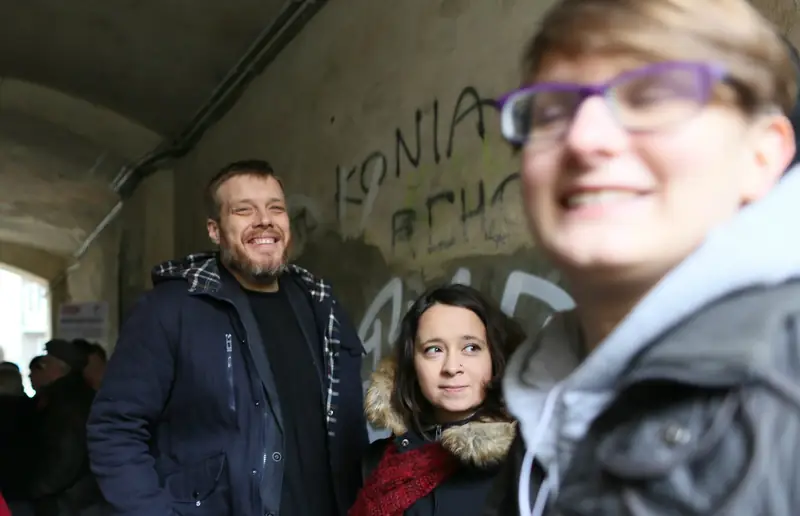 Adrian Zandberg, Marcelina Zawisza i Justyna Samolińska z Partii Razem blokowali eksmisję pani Barbary z ul. Targowej 64