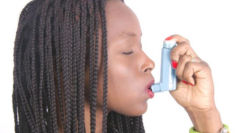 Une personne faisant de l'asthme