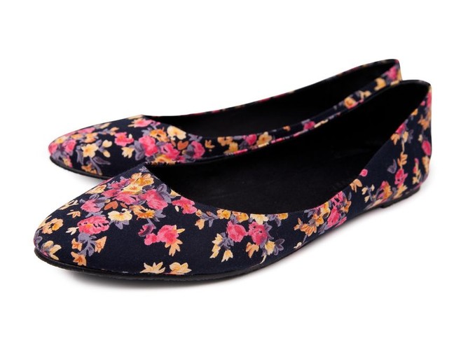 Kwiatowe obuwie na sezon wiosna-lato 2011 z kolekcji Reserved