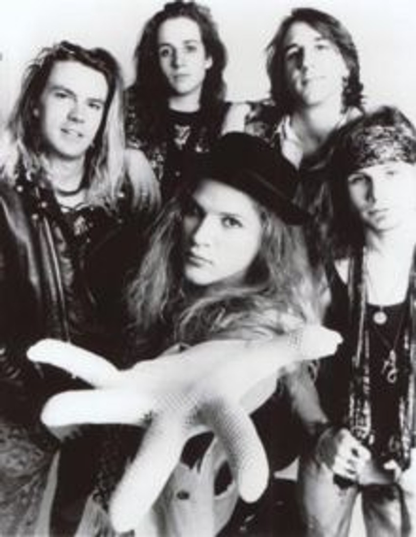 Endrju Vud (u sredini) sa ostalim članovima "Mother love bone"