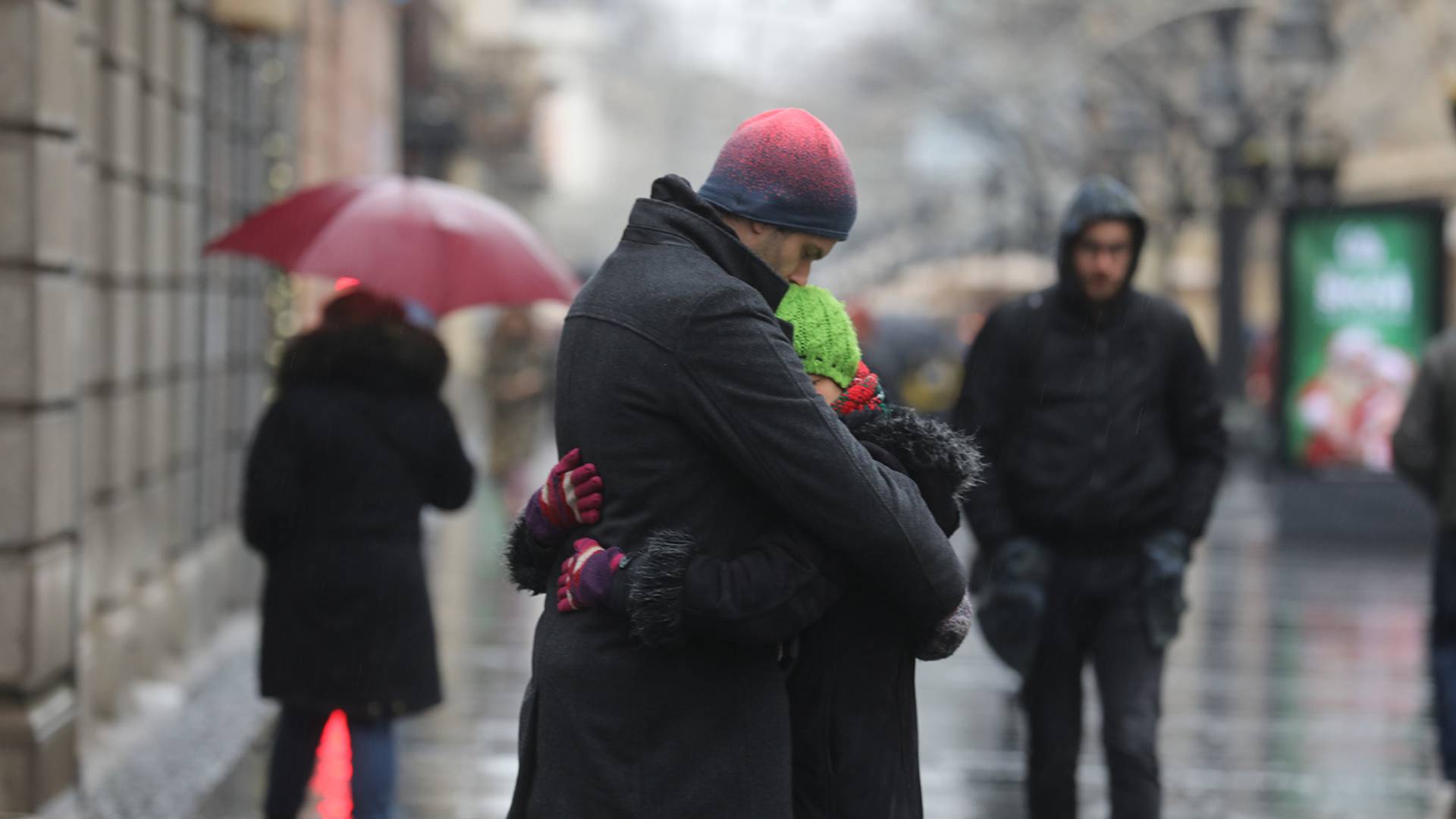 Igor i Nataša se nikada pre nisu sreli, a sada su proveli 24h zagrljeni u Knez Mihailovoj  