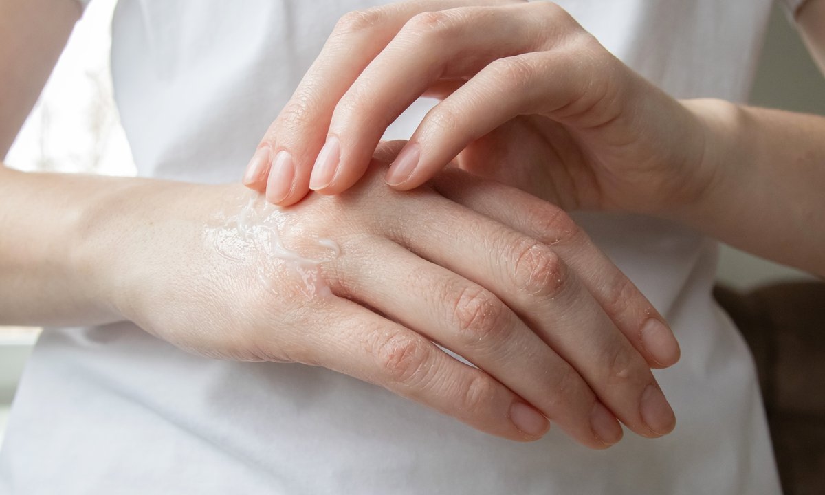 Ten krem za 10 zł nawilża bardzo suche i spierzchnięte dłonie. Wyraźnie odmładza skórę